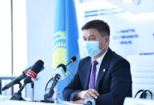 Photo of ШЫМКЕНТТІҢ БАС ДӘРІГЕРІ ОҚУШЫЛАРҒА ҚАТЫСТЫ ВАКЦИНА ТУРАЛЫ ҚАУЕСЕТКЕ СЕНБЕУГЕ ШАҚЫРДЫ