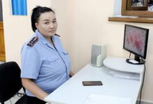 Photo of Полиция капитаны – Ақмарал Қожабаева тұрғындардың алғысын арқалап жүр