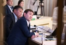 Photo of ӘКІММЕН СУРЕТКЕ ТҮСПЕГЕН ДЕПУТАТ ӨКПЕЛЕП ҚАЛДЫ
