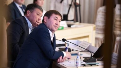 Photo of ӘКІММЕН СУРЕТКЕ ТҮСПЕГЕН ДЕПУТАТ ӨКПЕЛЕП ҚАЛДЫ