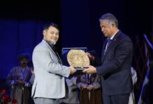 Photo of ТҮРКІСТАН ТЕАТРЫНДА «ЕҢЛІК-КЕБЕК» СПЕКТАКЛІ ҚЫРҒЫЗ ТІЛІНДЕ САХНАЛАНДЫ