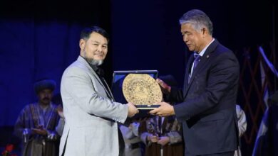 Photo of ТҮРКІСТАН ТЕАТРЫНДА «ЕҢЛІК-КЕБЕК» СПЕКТАКЛІ ҚЫРҒЫЗ ТІЛІНДЕ САХНАЛАНДЫ