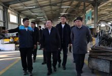 Photo of САУАН ҚАЛАСЫНЫҢ ДЕЛЕГАЦИЯ МҮШЕЛЕРІ САУРАНДАҒЫ ӨНДІРІСТІК АЛАҢДАРМЕН ТАНЫСТЫ