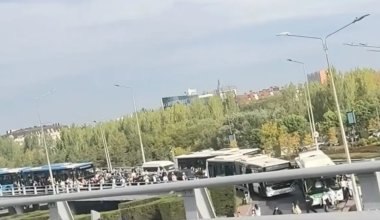 Photo of АСТАНАДА КӨПІР ҮСТІНДЕ ЕКІ АВТОБУС СОҚТЫҒЫСТЫ